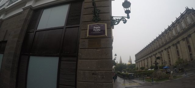 La calle Ángela Peralta: literalmente, una calle